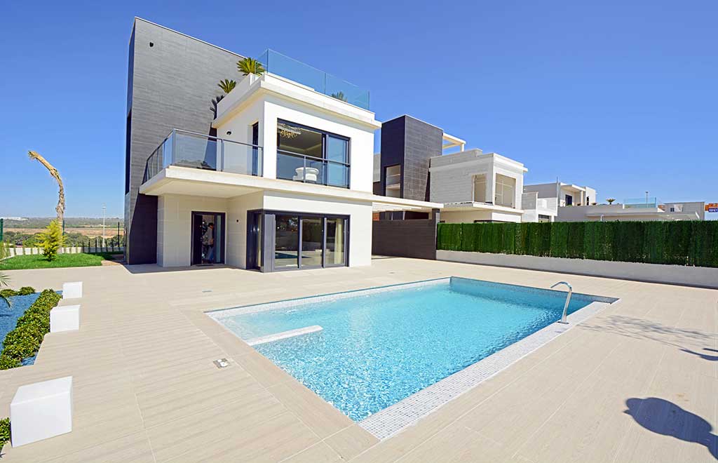 Detached villa with private swimming pool very close to the beach in Campoamor