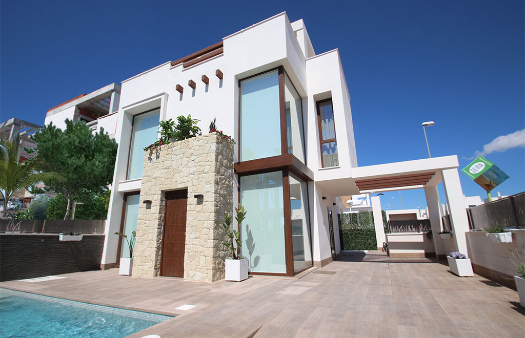 Detached villa with private pool 250 meters from the sea in Playa Honda