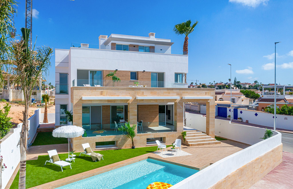 Detached villa with solarium and private pool in Ciudad Quesada