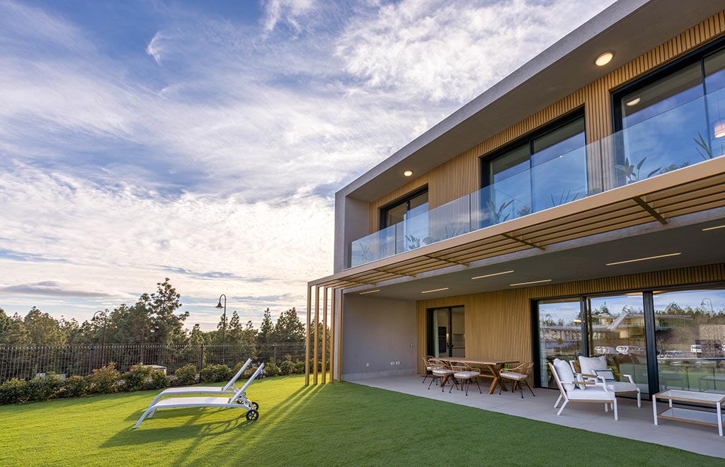 Modern frontline-golf townhouses with private garden and sea views in Mijas Costa