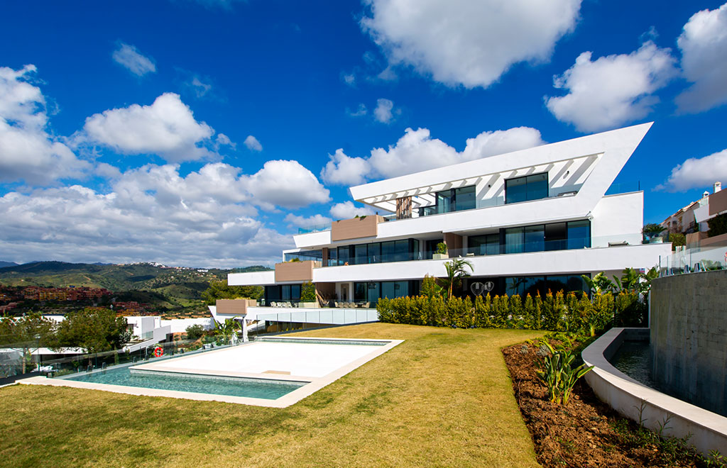 Exclusivo apartamento de 3 dormitorios en planta baja y vistas al mar en primera línea de golf en Marbella