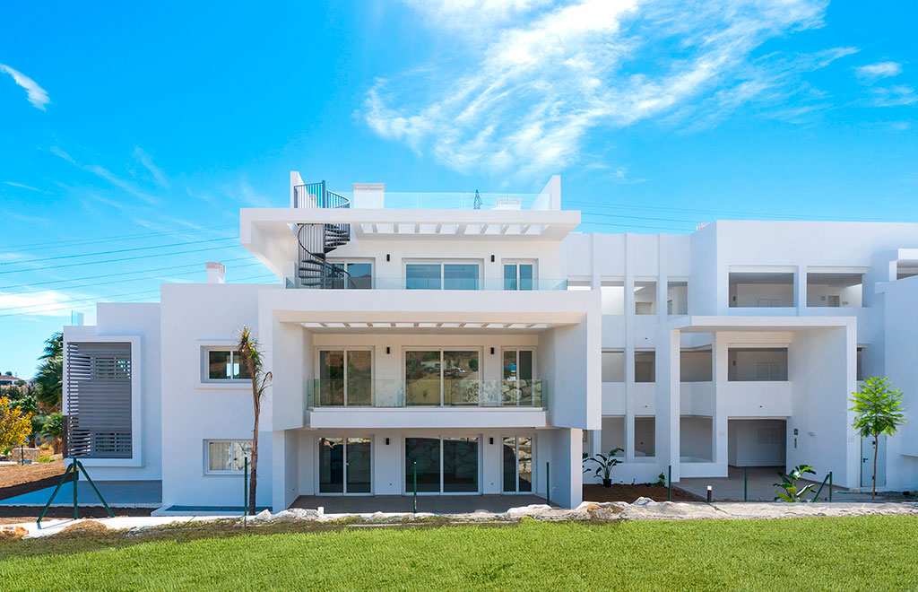 Apartamento con gran terraza en complejo con lago artificial en Casares