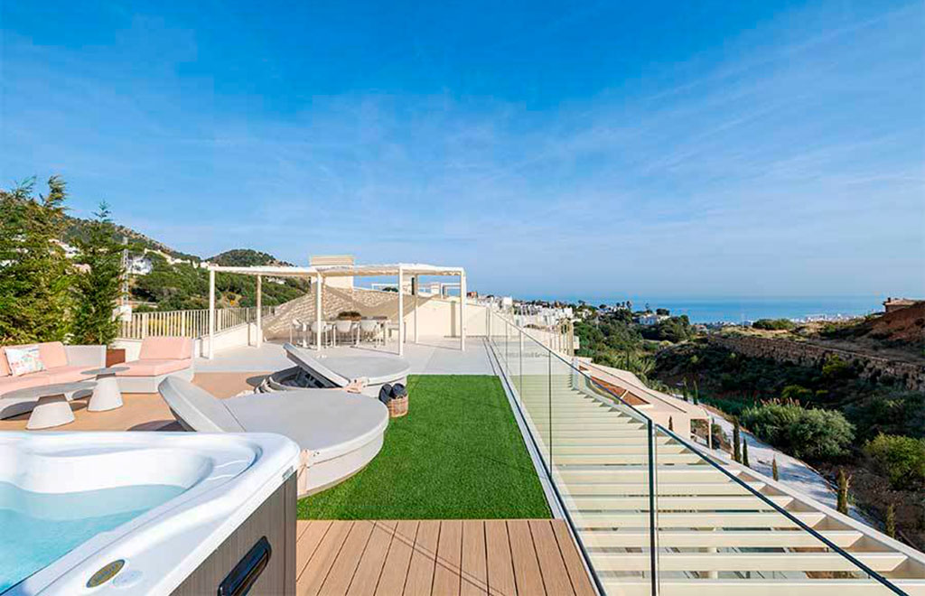 Ático de 3 dormitorios con gran solárium  y  vistas al mar en Mijas Costa