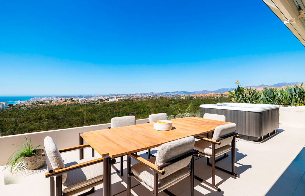 Ático de 3 dormitorios con gran terraza y vistas el mar cerca de Fuengirola