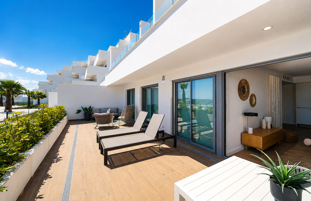 Ground floor apartment with 3 bedrooms and sea views in Estepona
