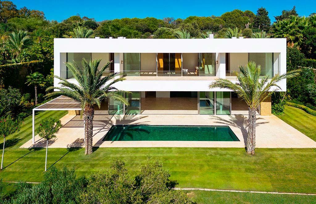 Villa en primera línea de golf con 5 dormitorios, piscina privada y vistas panorámicas al mar en Casares