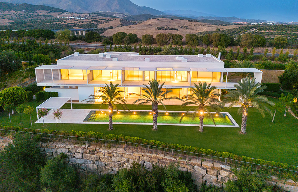 Frontline golf villa with 5 bedrooms, basement and private pool in Casares