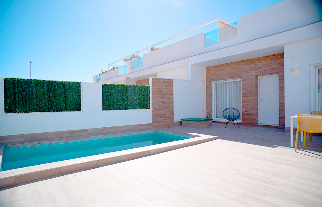 Semi-detached villa on one level with 3 bedrooms, solarium and private pool in San Javier