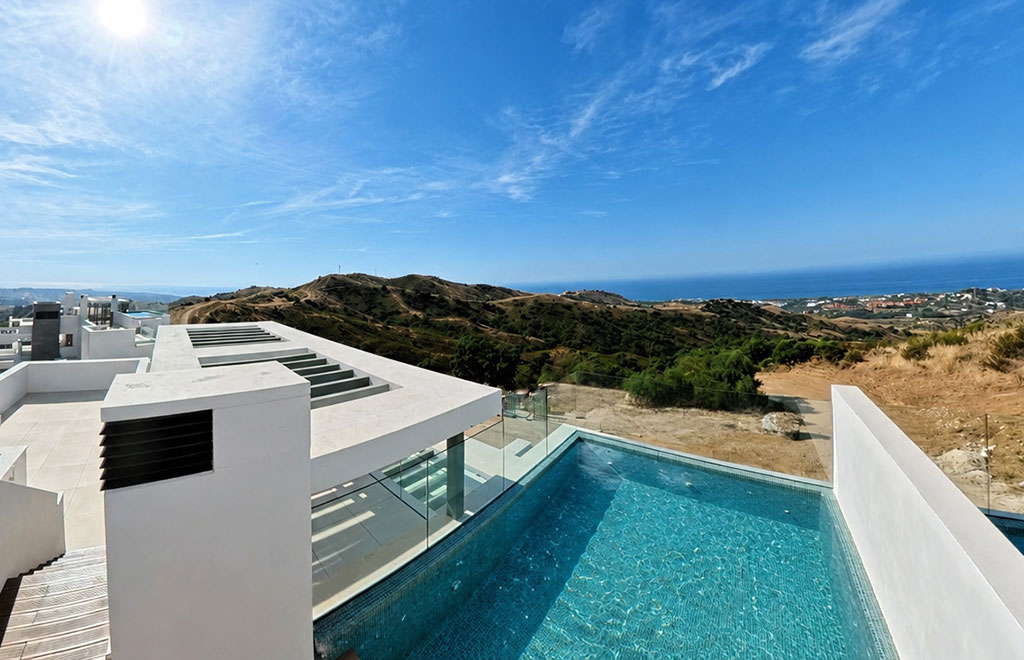 Luxury penthouses with solarium, private pool and sea views in Marbella