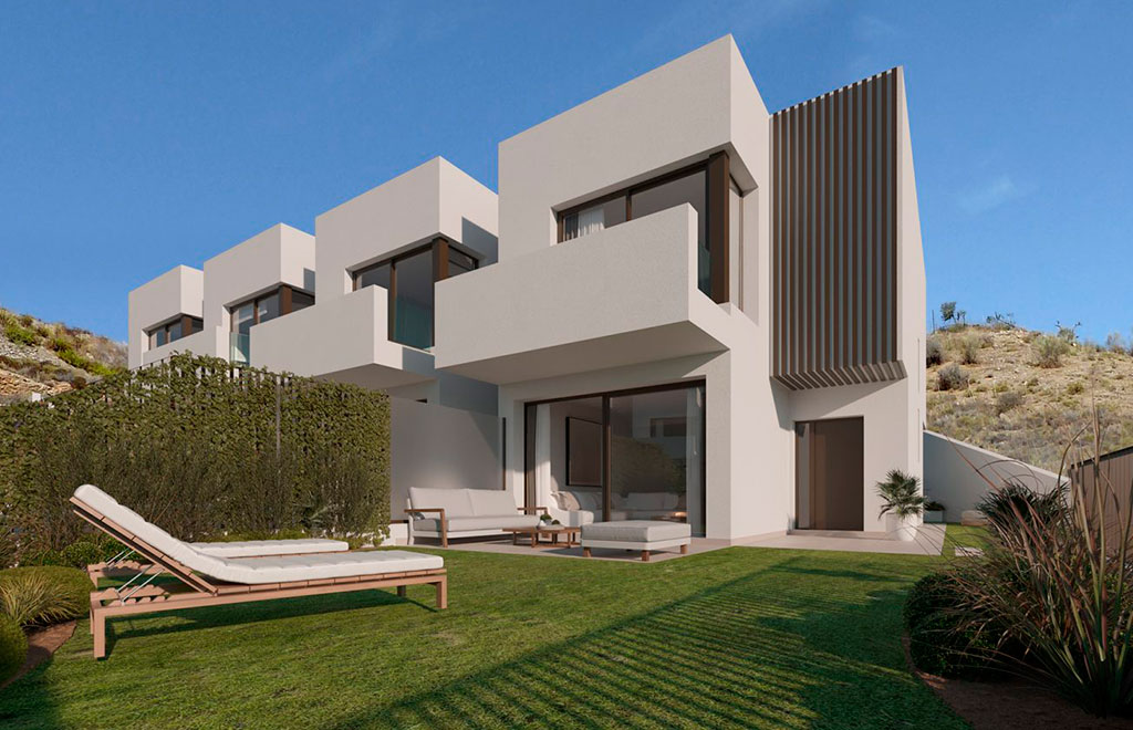 Townhouse with 4 bedrooms, 600m from the sea in Rincon de la Victoria