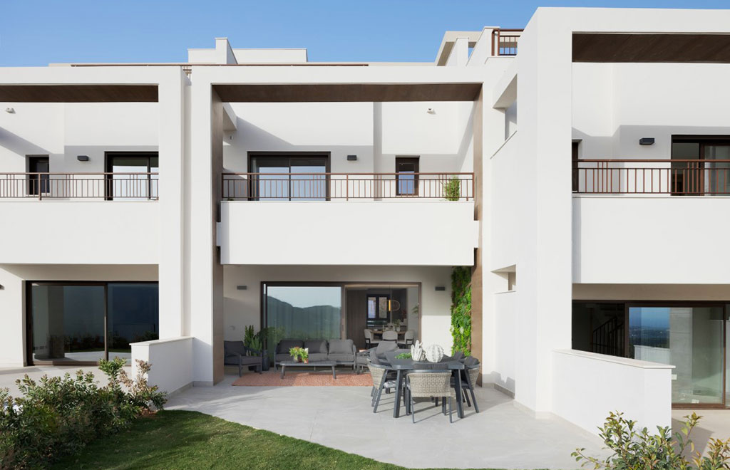 Townhouse with 3 bedrooms, private solarium and sea views in Istán, Marbella