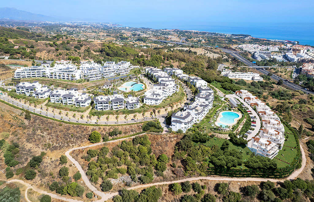 Apartamento de 3 dormitorios y vistas panorámicas en Estepona