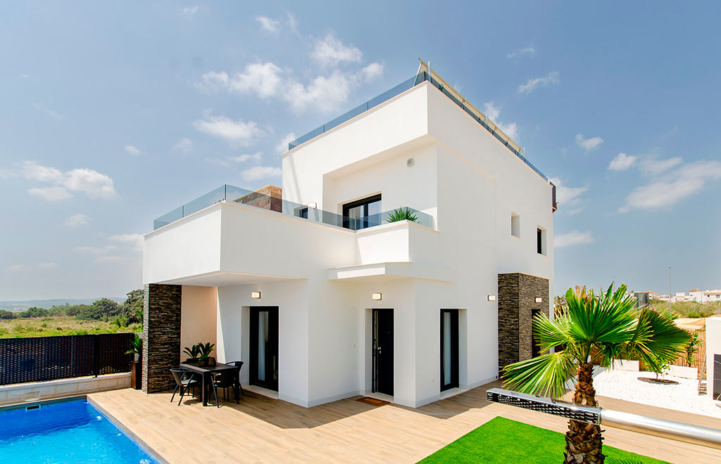 Moderno chalet de 3 dormitorios y piscina privada en Vistabella Golf