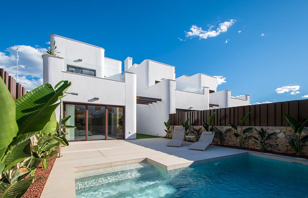 Chalet de 3 dormitorios y piscina privada a 1000 metros de la playa en Mil Palmeras