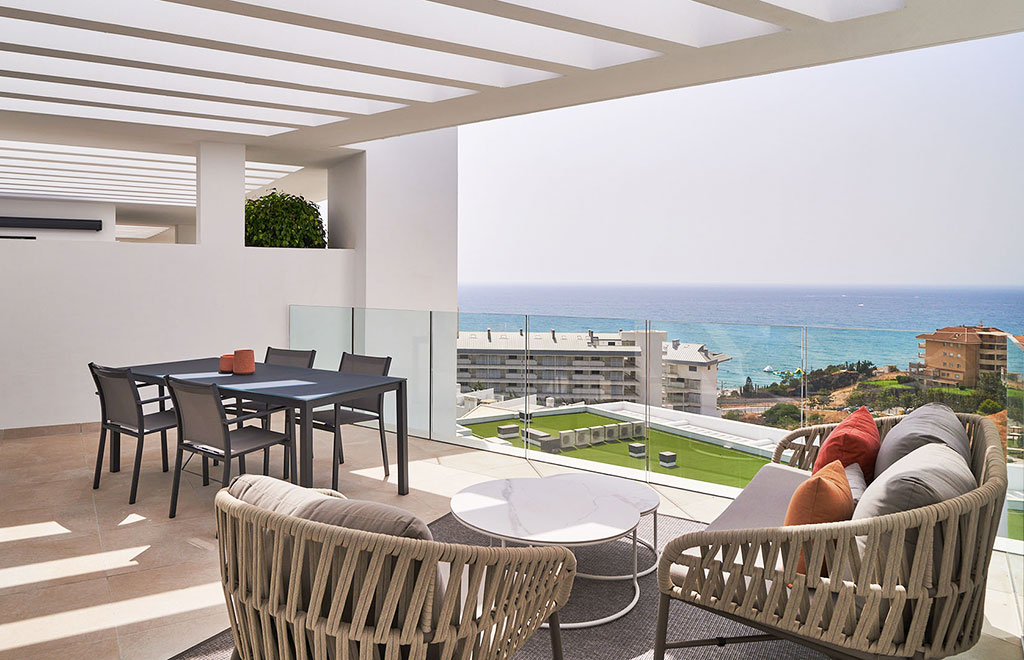 Penthouses with private solarium and sea views, 500m from the beach in Fuengirola