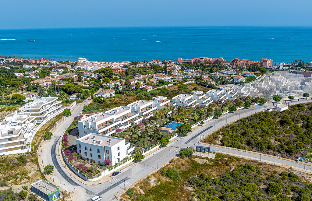 Apartamentos de 3 dormitorios con jardín privado y vistas al mar, a 500 metros de la playa en Estepona