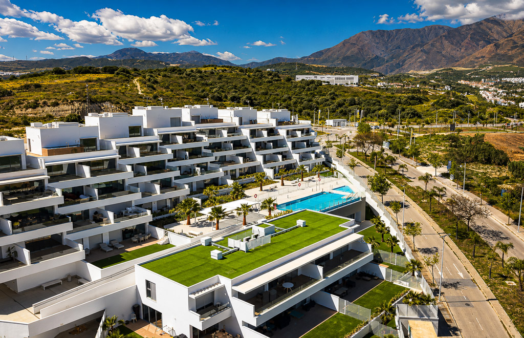 Penthouse with 3 bedrooms and large terrace and sea views in Estepona