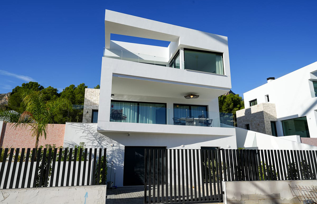 Exclusive villa with 3 bedrooms, basement, private pool and sea views in Polop