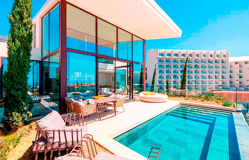 Designer villa with private pool and sea views in Fuengirola