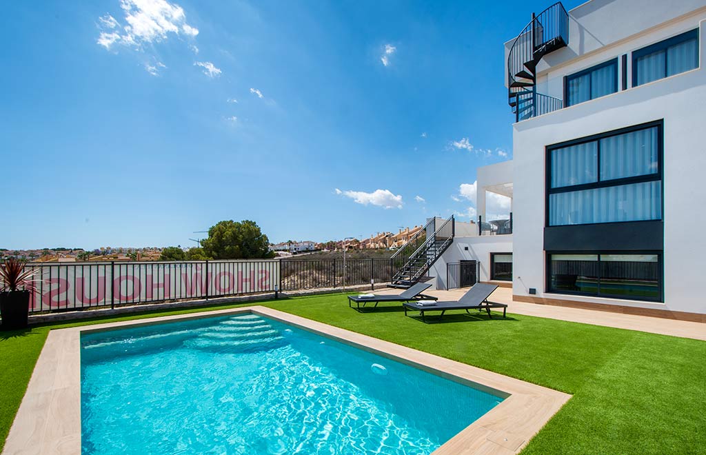 Modern villa with basement and private solarium in La Finca