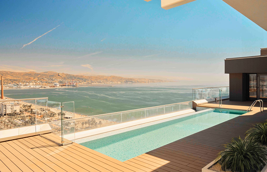 Exclusive beachfront penthouse with 4 bedrooms, solarium and private pool in Malaga
