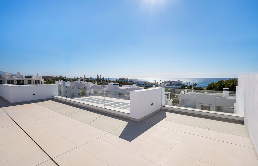 Penthouses with 3 bedrooms, large terrace and private solarium, 600m from the beach in Estepona