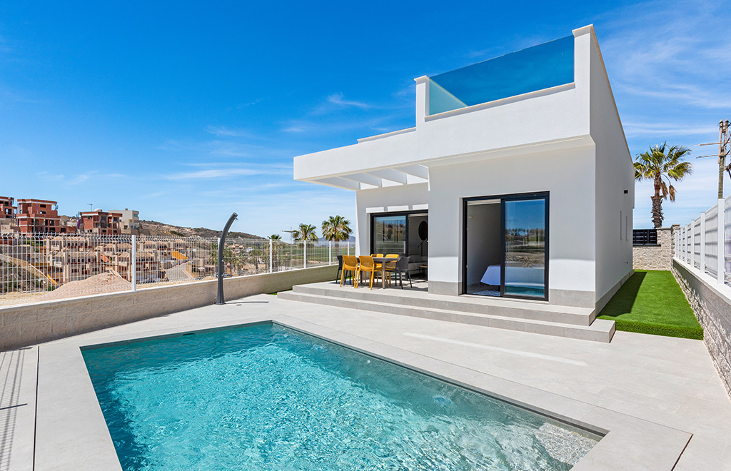 Moderno chalet en una planta con 3 dormitorios, solárium y piscina privada en La Finca Golf