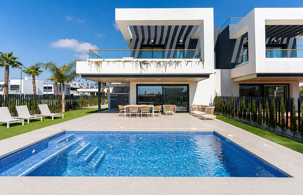 Semi-detached villas with 3 bedrooms and private solarium in Torrevieja