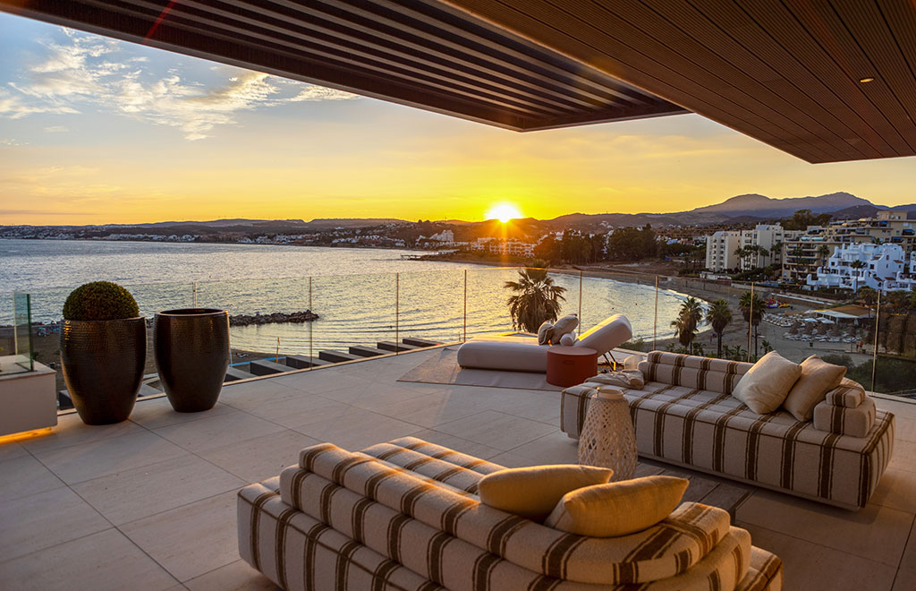 Luxury beachfront apartment in Estepona