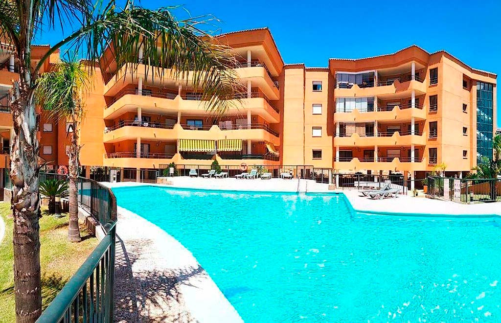 Penthouse with private solarium and sea views in Fuengirola