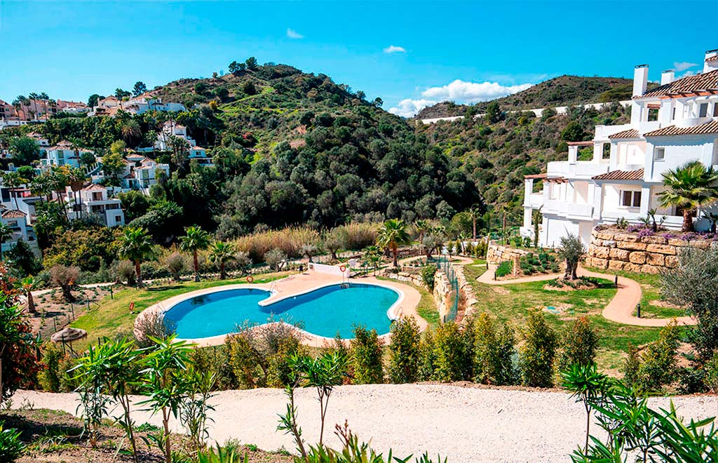 Apartamentos de planta baja con vistas al mar en Nueva Andalucía, Marbella