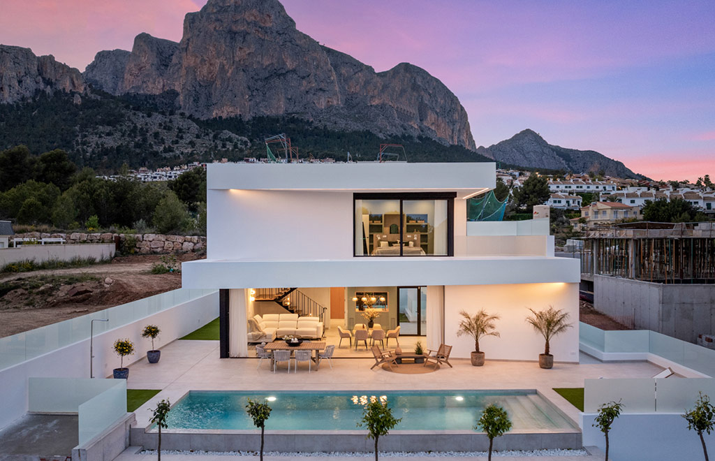 Modern villas with basement, private pool and fantastic panoramic views in Polop