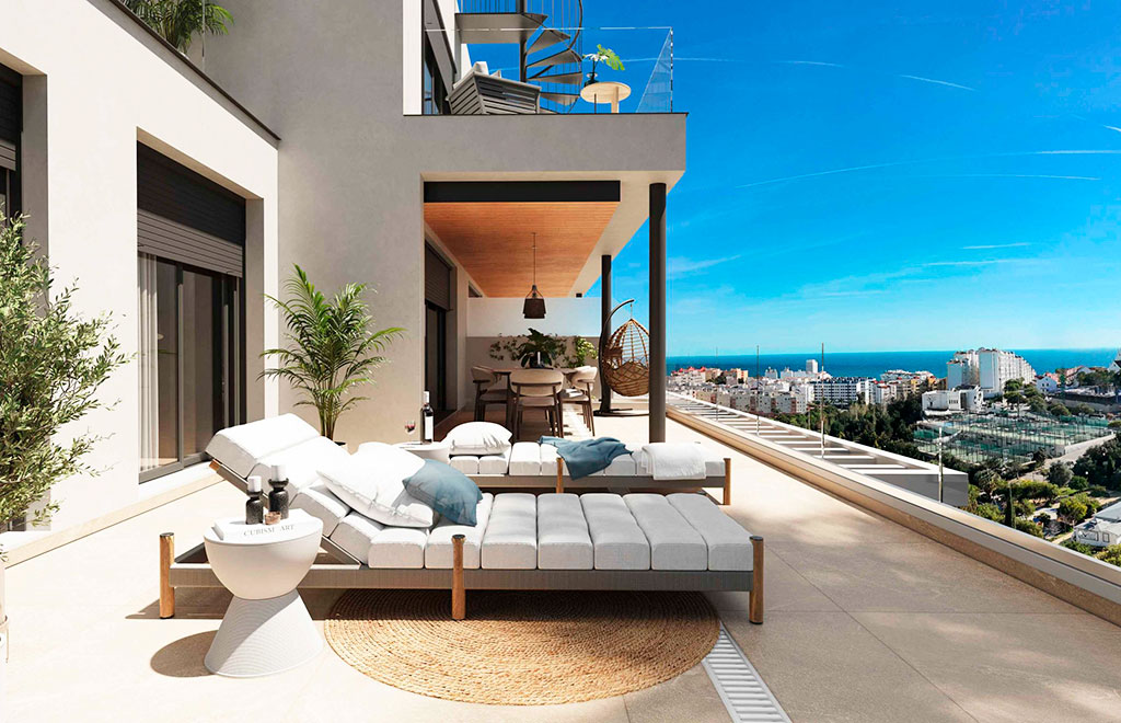 Ático con solárium privado y vistas al mar en Estepona