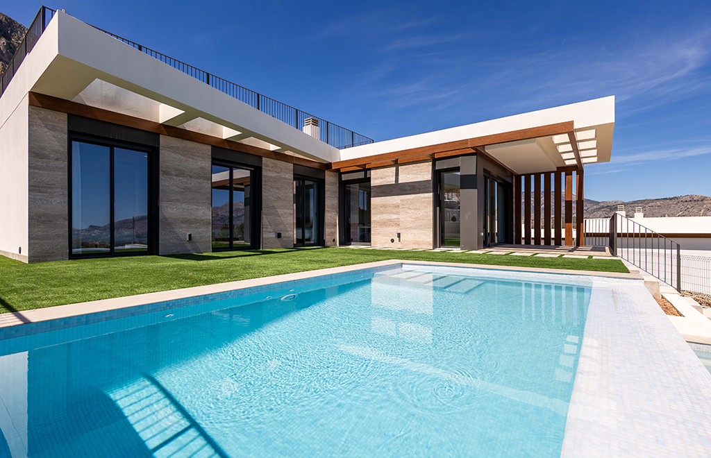 Villa on one level with solarium and spectacular sea views in Polop