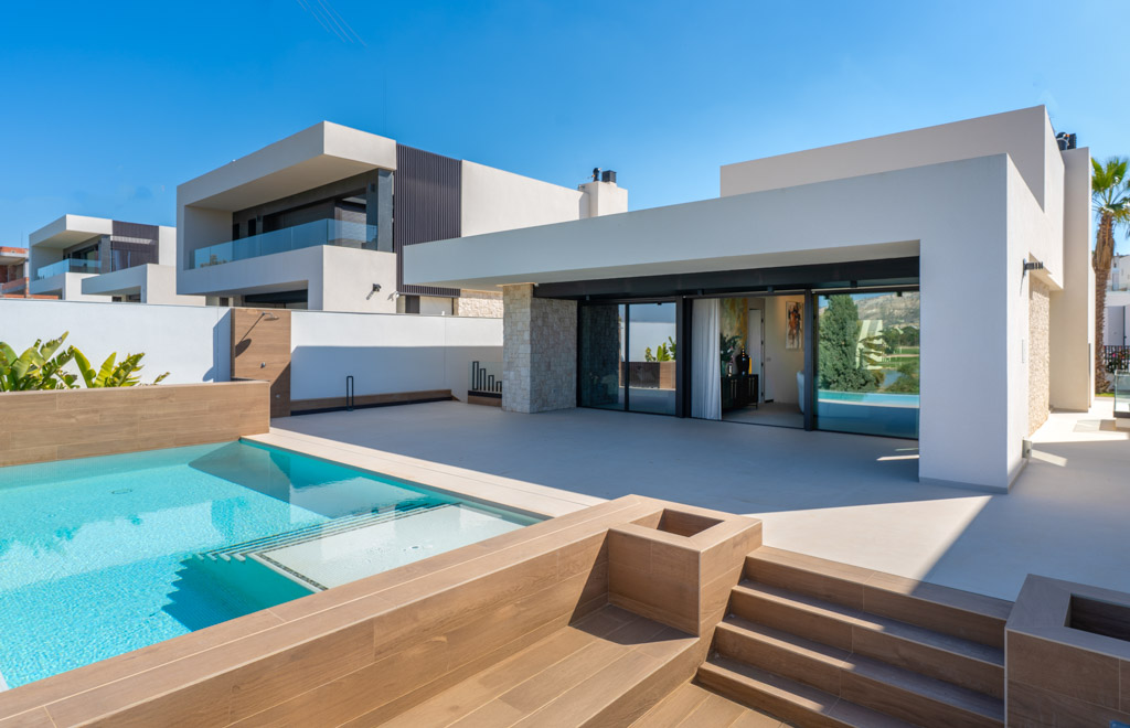 Frontline golf villa on one level with basement and private pool in La Finca Golf