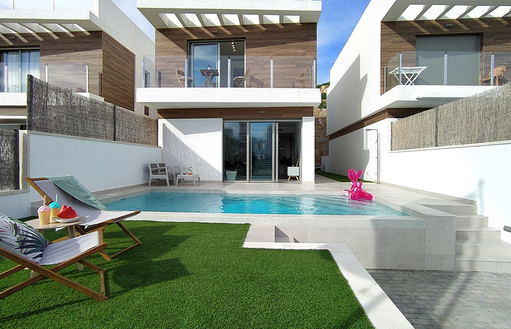 Modernos chalets con 3 dormitorios, sótano y piscina privada en Villamartín