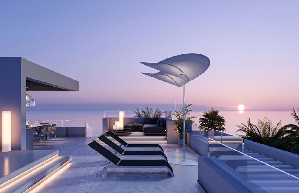 Ático de 3 dormitorios con solárium privado y vistas al mar a 220m de la playa en Estepona
