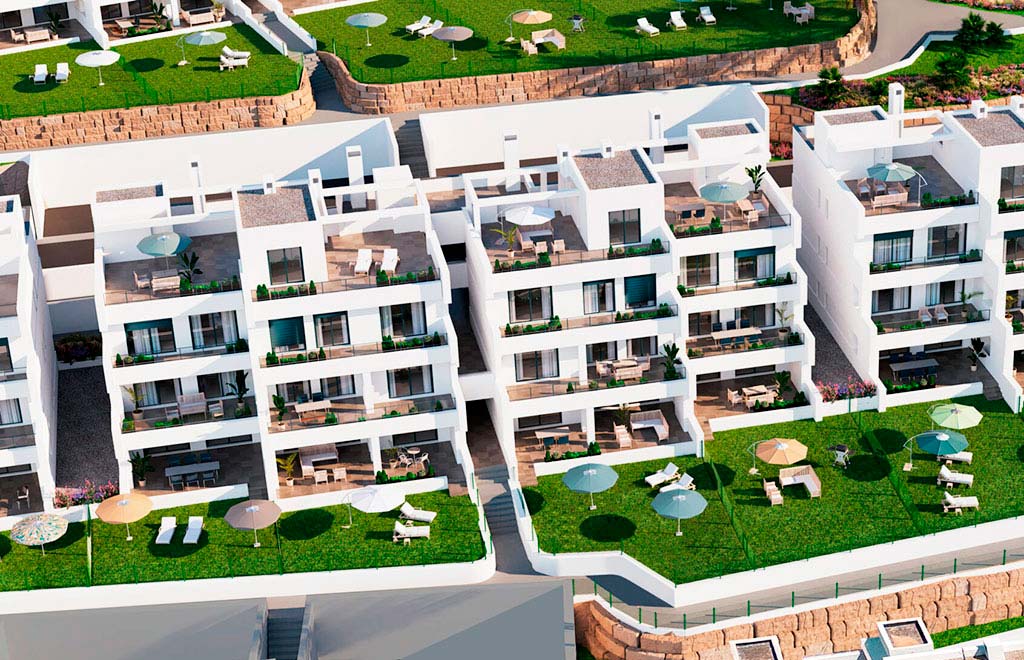 Apartamento de planta baja con 3 dormitorios, terraza y gran jardín privado en Estepona