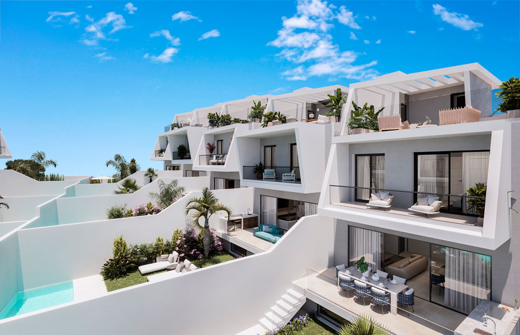 Terraced villa with garden, solarium and private pool in Estepona