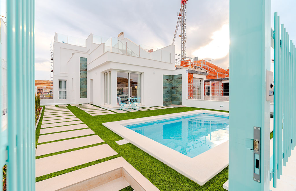Chalet adosado con piscina privada y sótano a 800 metros de la playa en Los Alcázares