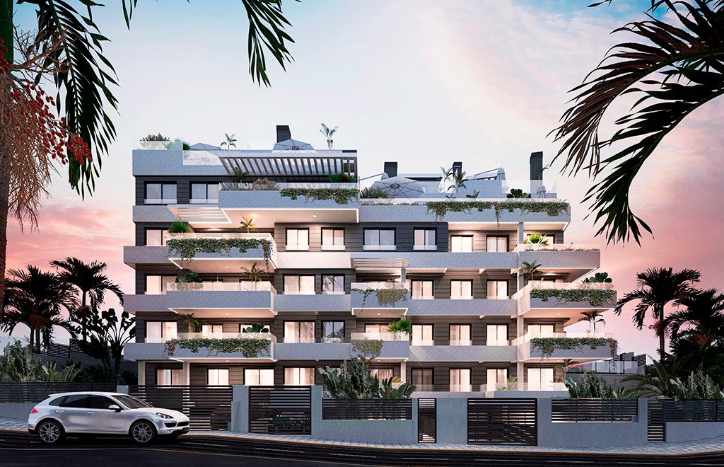 Apartamento con jardín privado a 300m de la playa en Estepona 