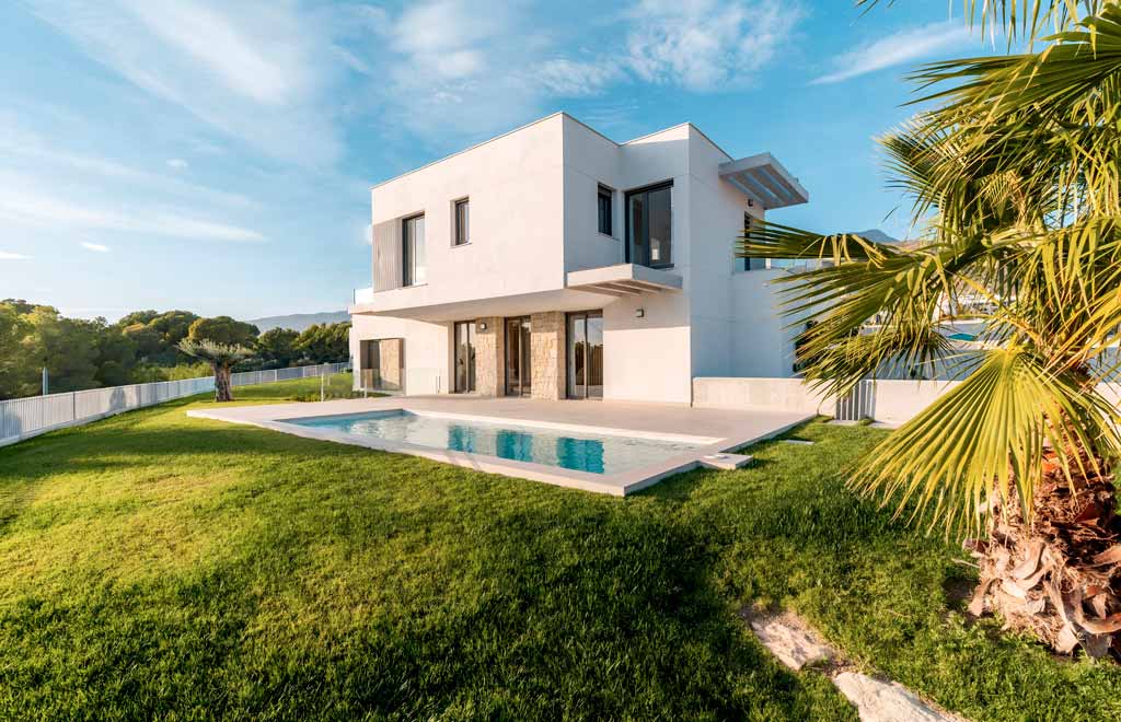 Modernos chalets de 3 dormitorios, sótano, piscina privada y vistas al mar en Finestrat