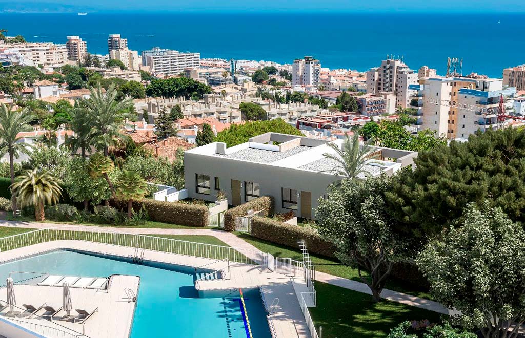 Semi-detached villa with 4 bedrooms, basement, garden and sea views in Torremolinos