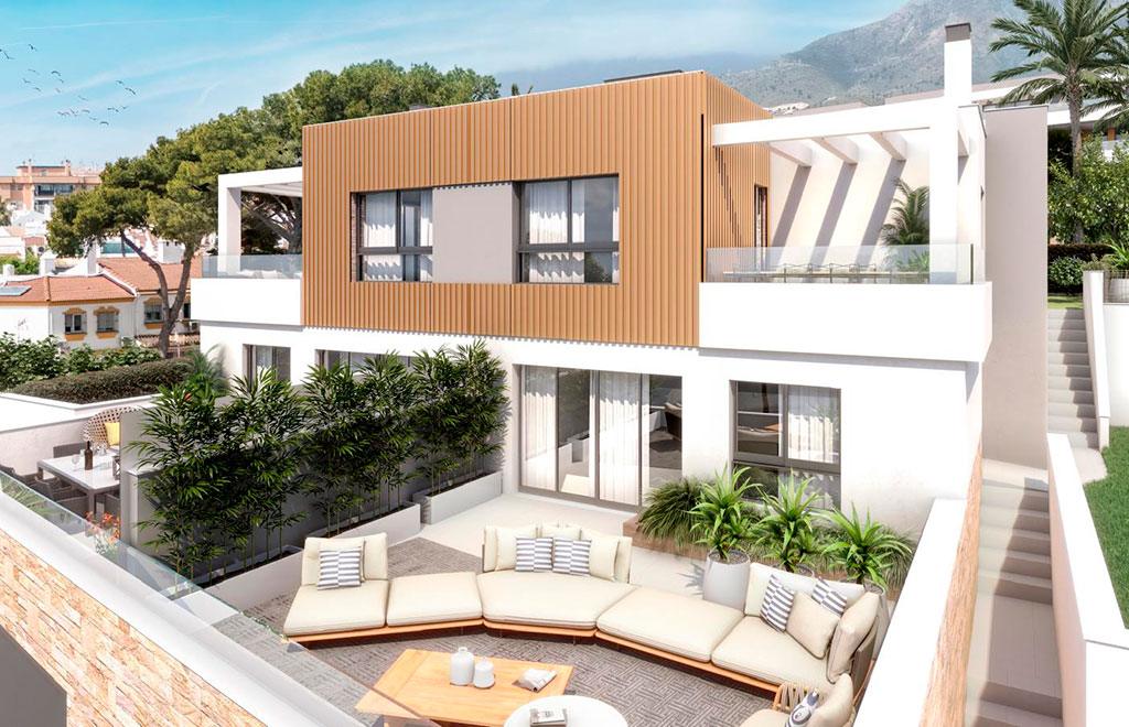 Semi-detached villa with 4 bedrooms, basement, garden and sea views in Torremolinos