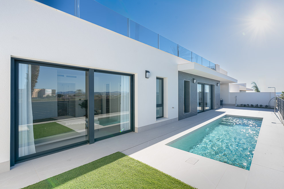 Modern villas on one level with private pool and solarium in Torrevieja