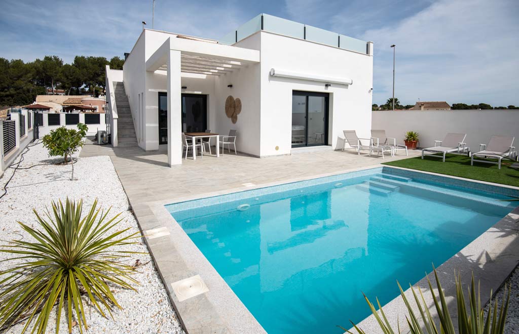 Villa on one level with solarium and private pool in Pinar de Campoverde