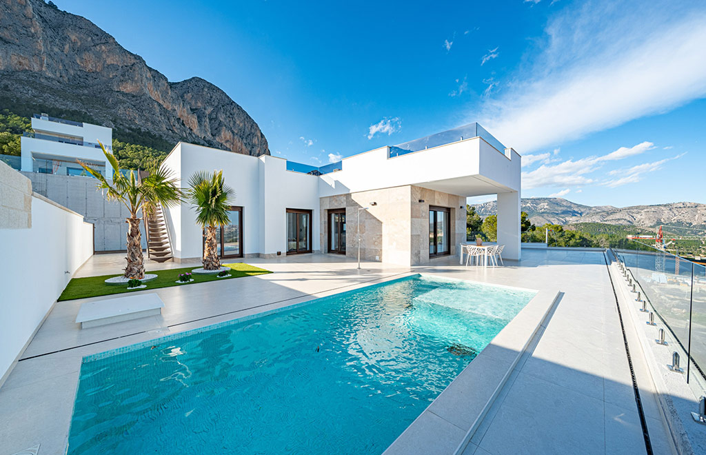 Villa de una sola planta con 3 dormitorios, piscina privada y vistas al mar en Polop