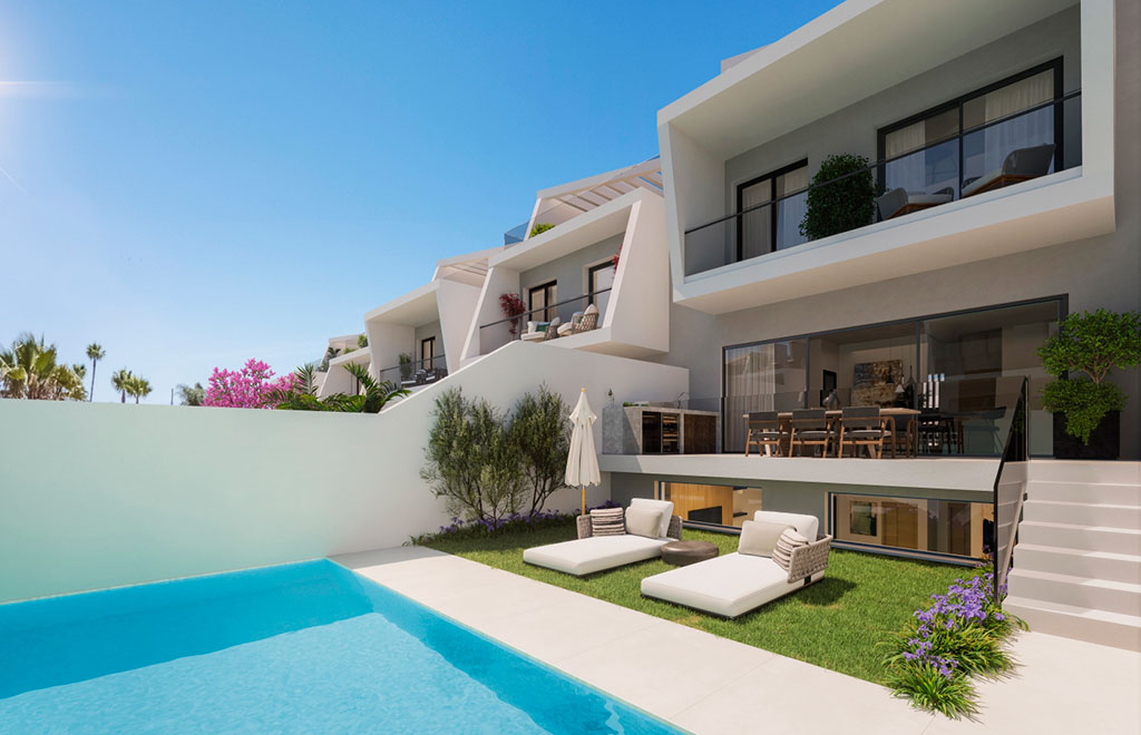 Terraced villa with garden, solarium and private pool in Estepona