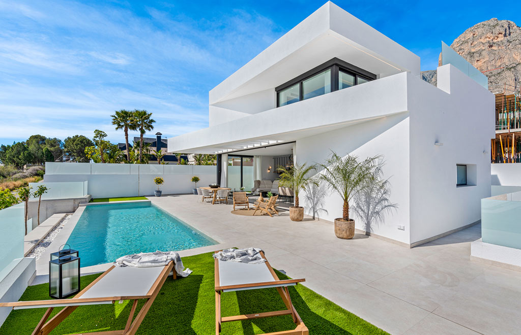 Modern villas with basement, private pool and fantastic panoramic views in Polop