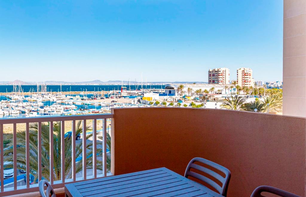 Spacious apartment in La Manga with 3 bedrooms overlooking the Mediterranean